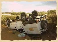 Schotterstraßen in Namibia  Auf Schotterstraßen passieren häufig Unfälle